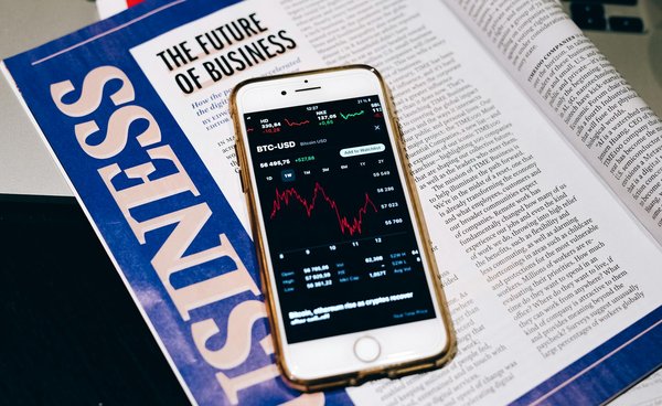 Quels sont les avantages de la technologie de mémoire HBM2 par rapport à la GDDR6 pour le calcul intensif?